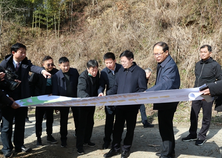 張歌鶯來房督導推進十房一級路項目建設