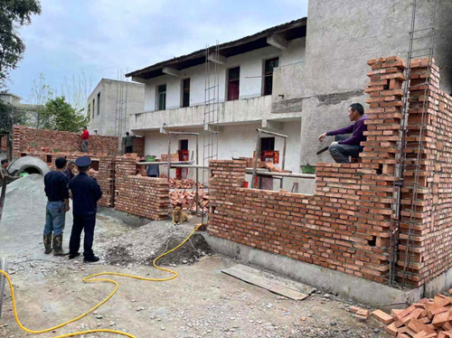 房縣城管執(zhí)法局：依法拆除違章建筑