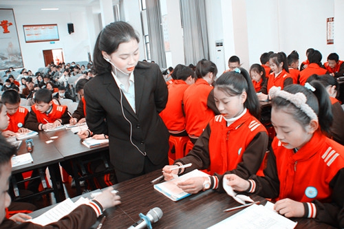 聚焦高效課堂 加強學科教研 促進隊伍建設 ——房縣首屆數學教師素養(yǎng)大賽在東城小學舉行