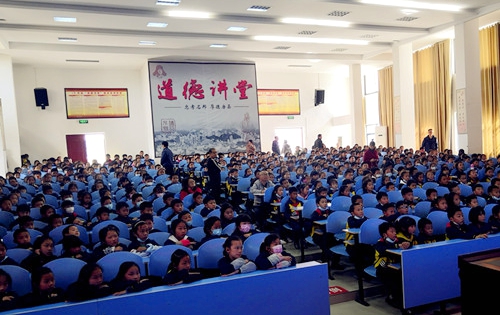 房縣東城小學：組織二年級學生觀看第八屆讀書節(jié)主題電影