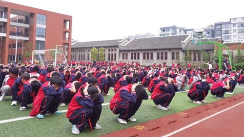 房縣天明小學召開防震減災應急演練