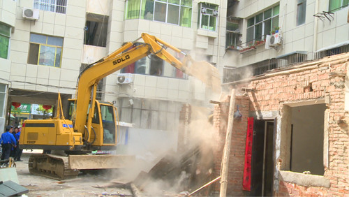 拆除違章建筑 助力老舊小區改造