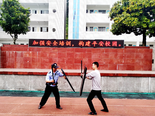 加強安全培訓 構建平安校園 ——青峰初中開展快反隊處突技能實訓