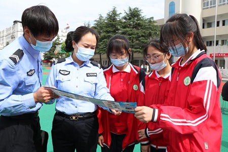 城關鎮：法制教育進校園 普法教育助成長