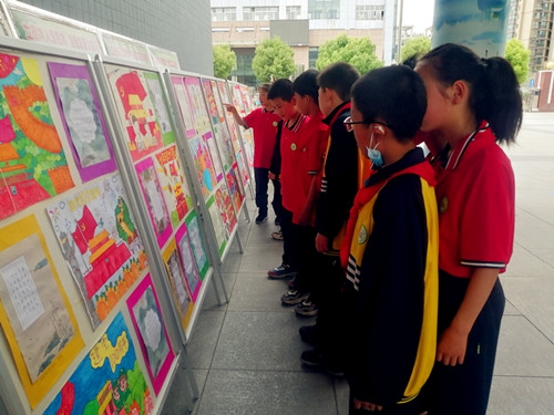 房縣東城小學舉辦“童心向黨，童畫獻禮”書畫展