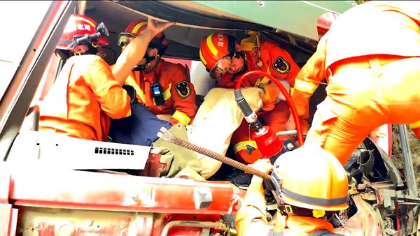 房縣：貨車撞山司機被困 消防人員緊急救援