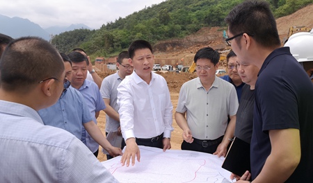 紀道清到北城工業園和垃圾焚燒發電項目現場辦公