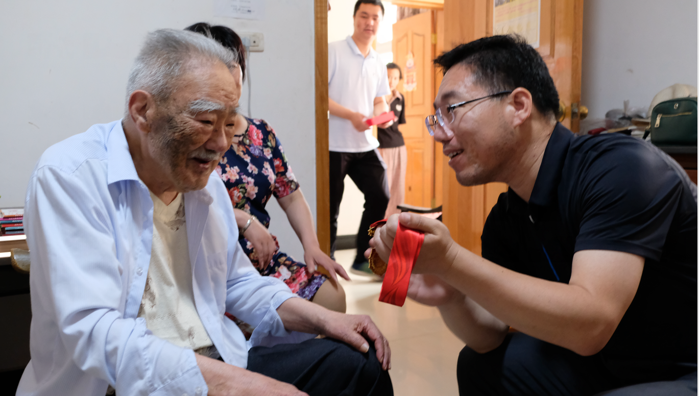 房縣1477名黨員獲“光榮在黨50年”紀念章