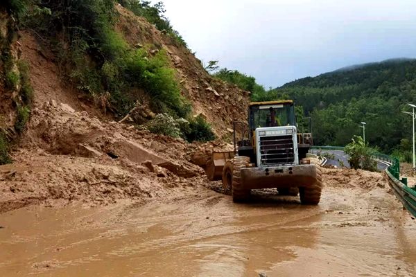 房縣交通部門積極開展道路除險排險保暢通