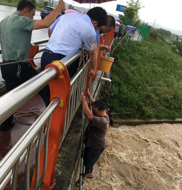 軍店鎮：聞“汛”而動，風雨中筑起“鋼鐵長城”