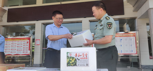 縣總工會到人武部開展“八一”慰問送清涼活動