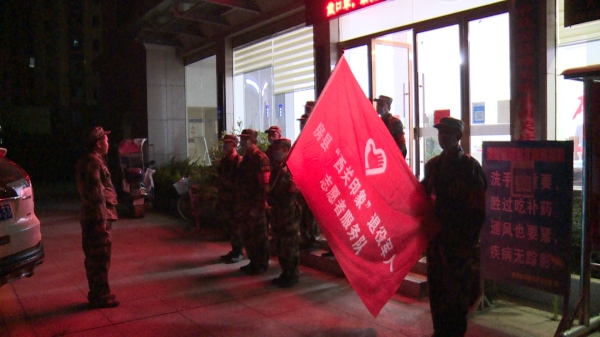 房縣：迷彩隊(duì)伍街上走 流動(dòng)哨點(diǎn)把關(guān)口