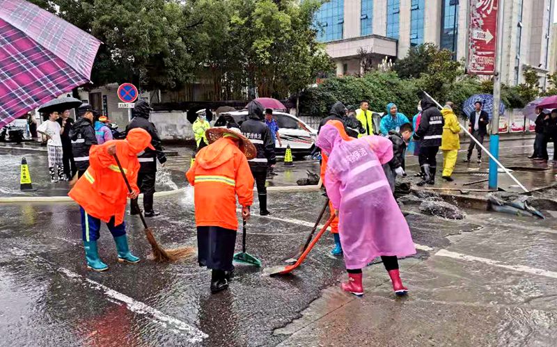 道路積澇影響通行　城管動手疏通“堵點”