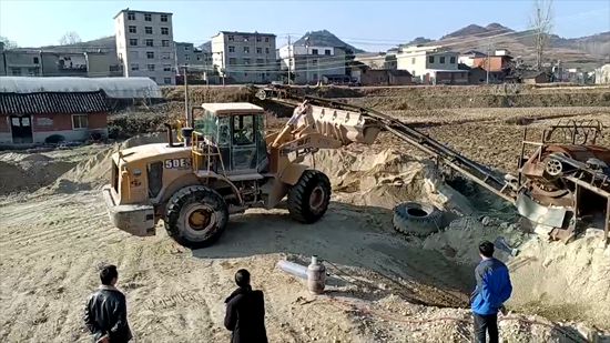 我縣再次拆除兩處非法砂場制砂設備