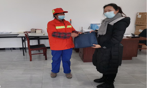 城管執法局：環衛工人拾金不昧  品德高尚溫暖人心