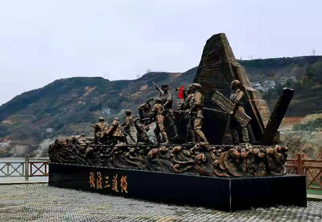 “強(qiáng)渡三道繩”群雕：紅軍精神永流傳