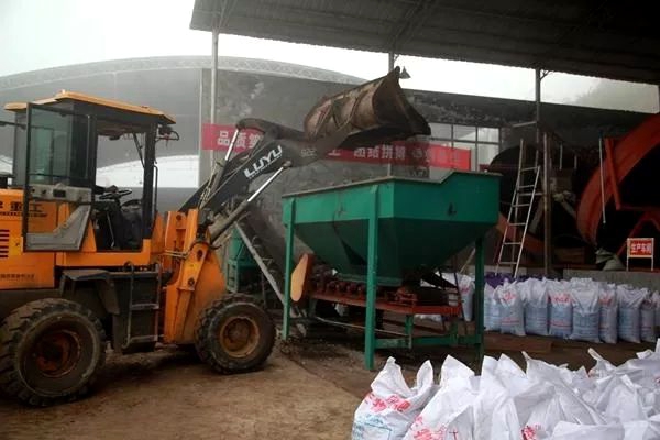 房縣鑫磊生物肥料公司：變廢為寶 秸稈收儲忙