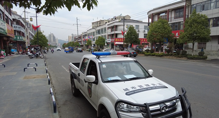 縣城管執法局：加裝道路防護欄  為城市系上“安全帶”