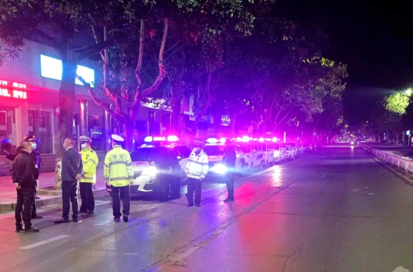 房縣交警開展“凌晨行動(dòng)”整治“馬路市場(chǎng)”