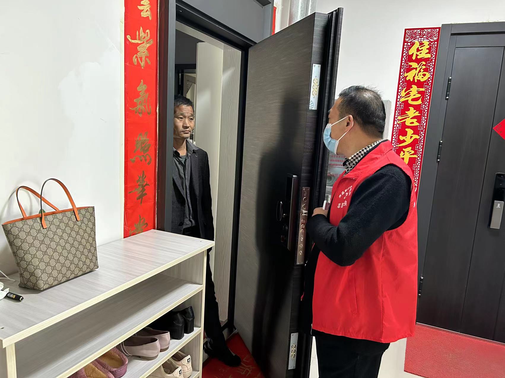 融媒體中心：“疫”不容辭 下沉小區(qū) 開(kāi)展返房排查