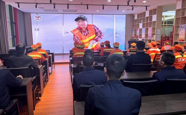 房縣城管：開展“弘揚工匠精神 創(chuàng)文建新功”教育實踐活動