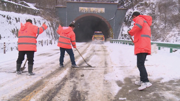房縣迎來新春全域降雪 交通部門除雪破冰保暢通