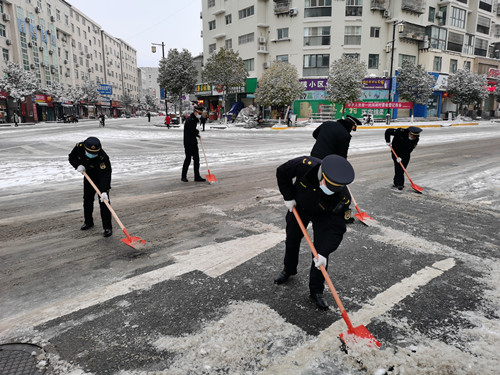 戰(zhàn)雪保平安 房縣在行動(dòng)：城管環(huán)衛(wèi)齊上陣 除雪融冰保暢通
