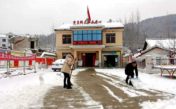 土城鎮(zhèn)穿山堰村：掃雪除冰 上好新年第一班