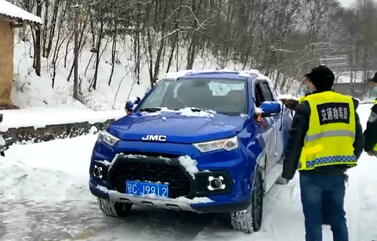 野人谷鎮(zhèn)：交通勸導(dǎo)站  雪天保安全