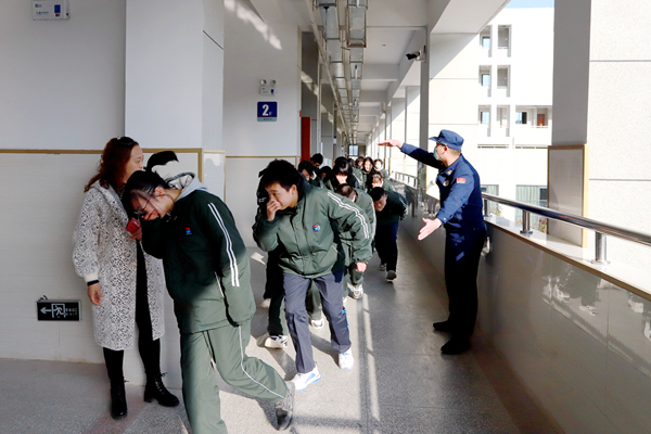 房縣一中：消防培訓進校園 實操演練保平安