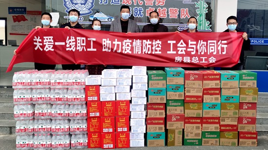 縣總工會(huì)看望慰問(wèn)高速卡口疫情防控工作人員