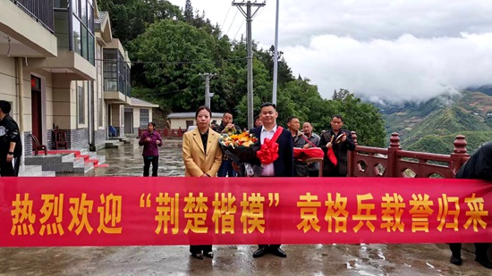王玲看望慰問 “荊楚楷模”袁格兵