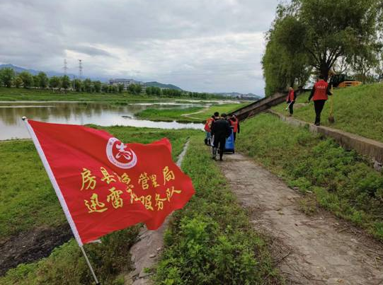 房縣應急管理局：開展清撿垃圾美化環境志愿服務活動