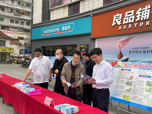 房縣集中開展“5.12”防災減災日科普宣傳活動