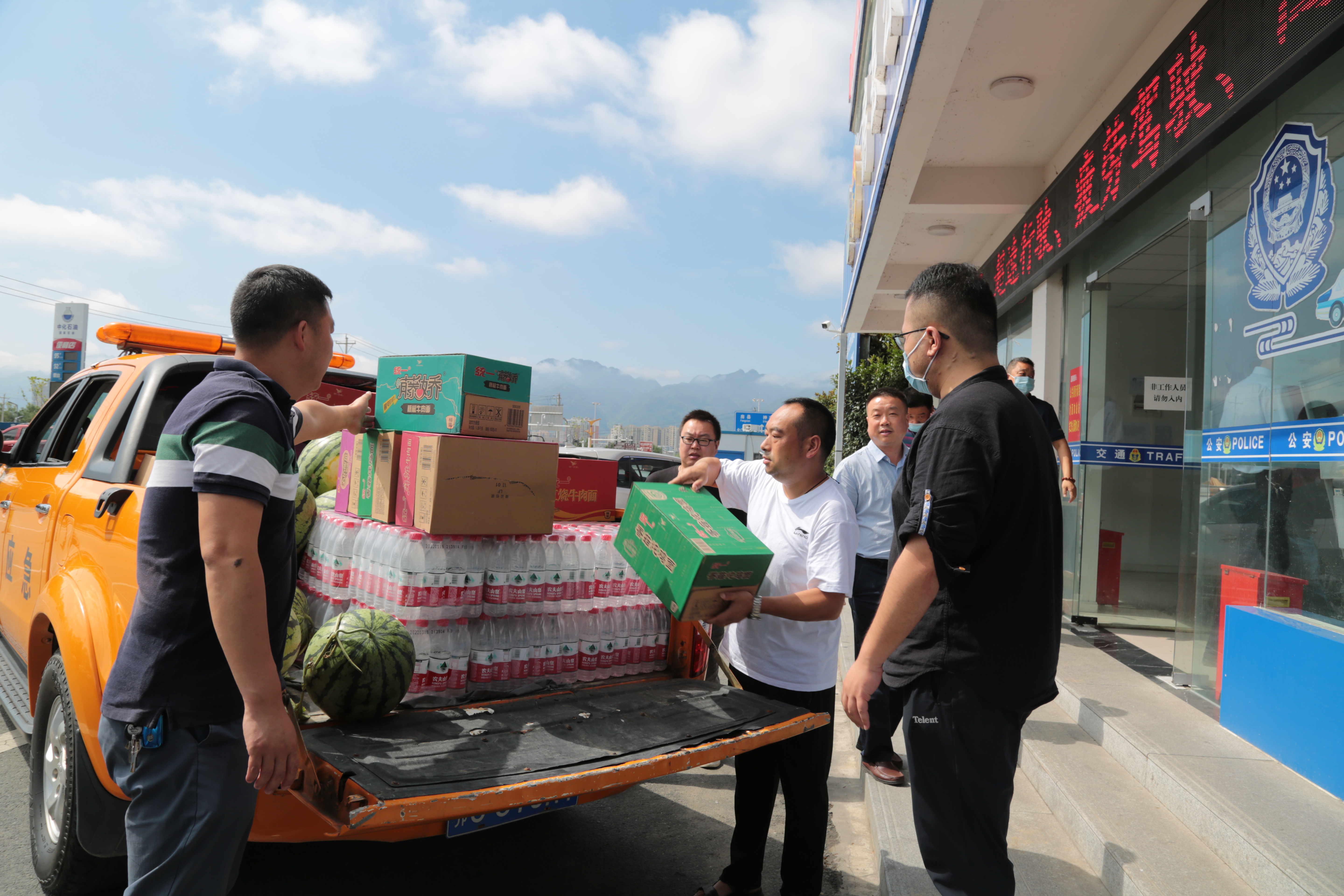 縣交通運輸局慰問高速路疫情防控卡口防疫人員