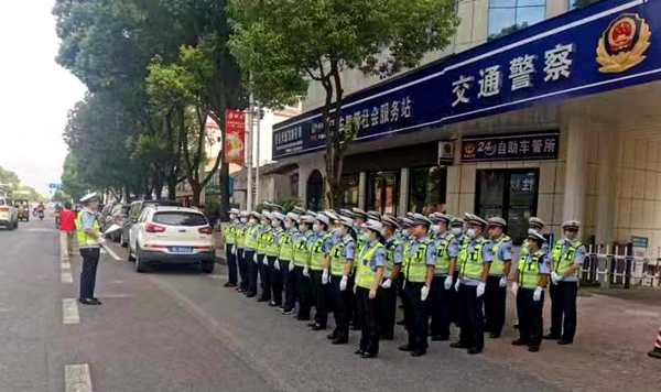 房縣交警全力開展不文明交通違法行為勸導和整治