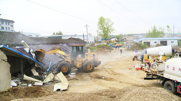 房縣“雷霆”行動消違建 助力爭創全國文明城