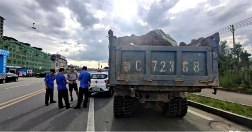 房縣城管：嚴(yán)格執(zhí)法 有效治理道路揚(yáng)塵