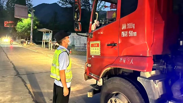 房縣公安局交警大隊：全面嚴(yán)查 交通突擊整治違法亂象
