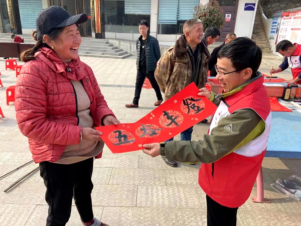 紅十字會(huì)開展“送春聯(lián)過(guò)福年”活動(dòng)