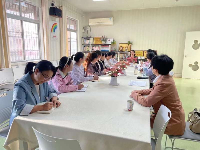 房縣城關鎮中心幼兒園聯合房縣幼兒園開展半日觀摩研討活動