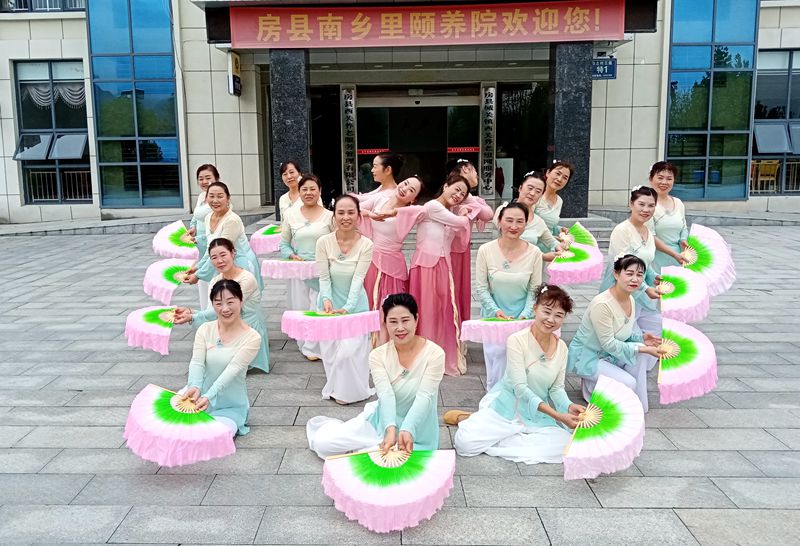 房縣老年大學志愿服務隊到頤養院開展慰問活動