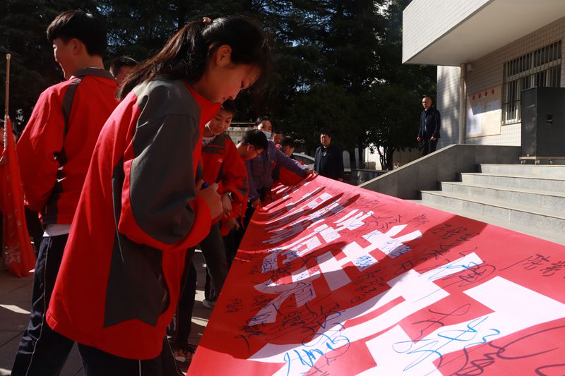 房縣實(shí)驗中學(xué)：小手拉大手文明一起走 美好家園共同締造