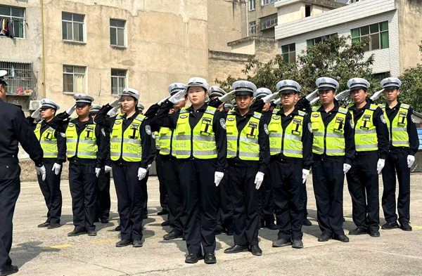 交警大隊組織創(chuàng)文小分隊開展隊列禮儀訓(xùn)練
