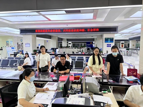 為愛加班！房縣逾70對新人辦理婚姻登記