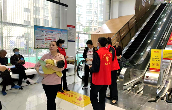 房縣城管：開展“垃圾分類進小區、進家庭、進商超”宣傳活動