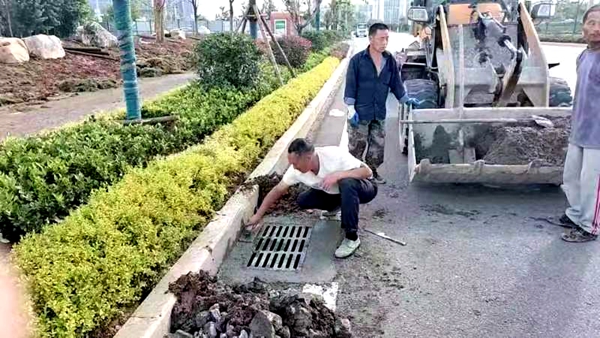 縣住建局：對損壞的雨水篦子進行更換