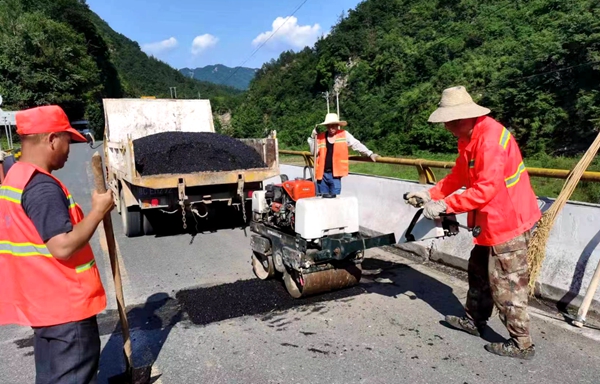 縣公路養護中心：積極修復路面病害，保障群眾安全通行