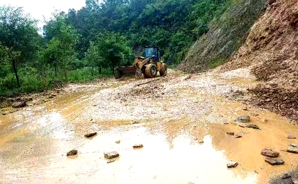 房縣公路養護中心：聞“汛”而動 一線保暢通
