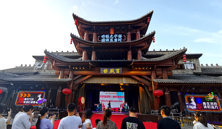 房縣文化文藝志愿服務(wù)隊(duì)進(jìn)景區(qū)